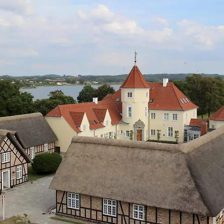 Gl. Avernaes Sinatur & Konference 3*